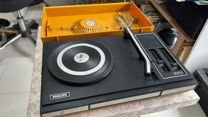 VITROLA PHILIPS 06GF 523 (ELETROFONE/TOCA-DISCOS COM AMPLIFICADOR INTEGRADO).