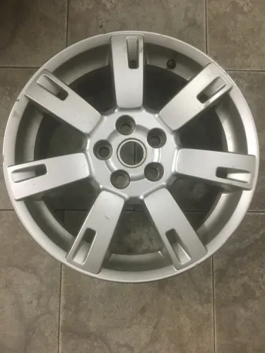 Uma roda discovery 3 ou 4 original 