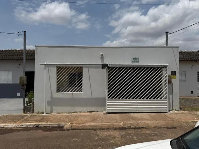 Vende-se casa no Ype amarelo com placa solar