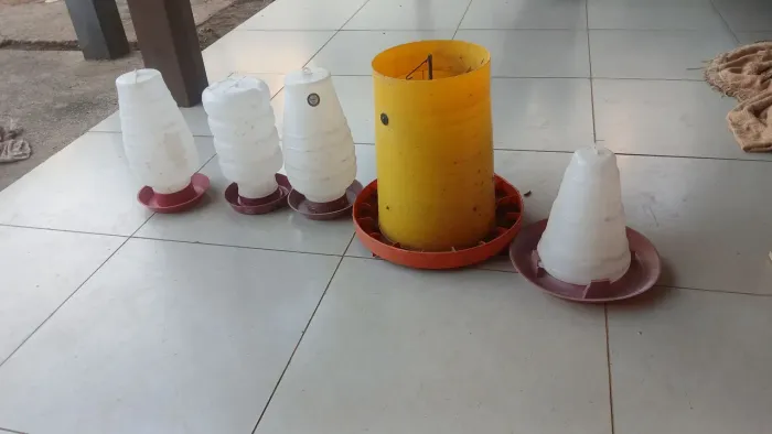 VENDO BEBEDOURO E COMEDOURO  PARA GALINHAS
