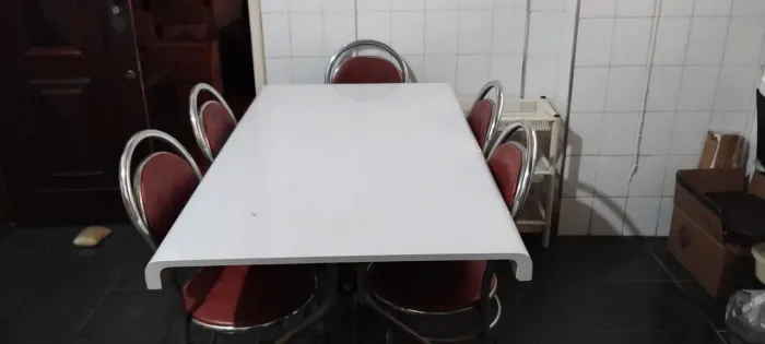 Venda de uma mesa retangular, com a base de ferro e o tampo( ficou) de fórmica resistente 