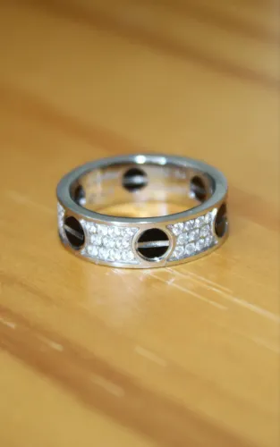 Anel Cartier Love com Pavé Cerâmico