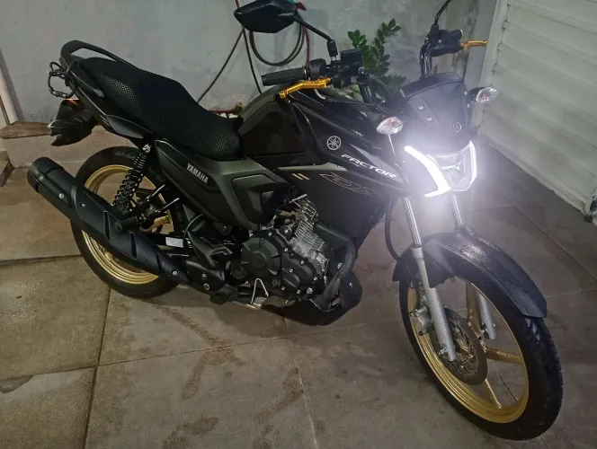 Moto de primeira,único dono e pouquíssimo rodado 2 anos de garatias revisão na conce