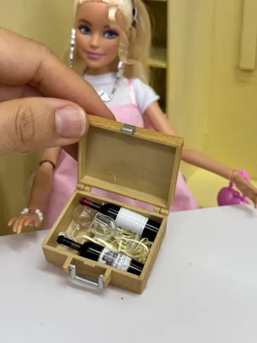 Acessórios casa barbie (caixa de vinho)