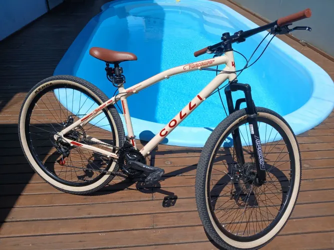 Linda bike (praticamente nova), aro 29, modelo retrô, com 21 marchas: