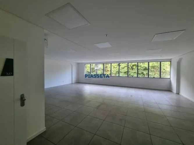 Sala com 101,73m² com vista para área verde pronta para uso no SC 401 Square Corporate