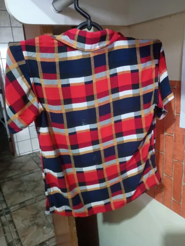Vendo 1 camisa junina infantil p 3 anos, xadrez lindo