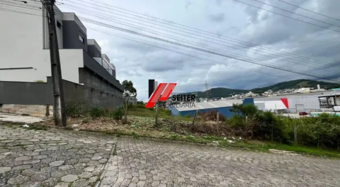 Terreno á venda na avenida das torres, São josé.