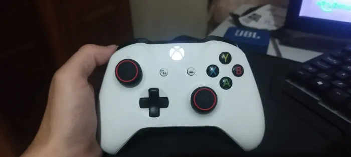 Controle Xbox One S + bateria recarregável