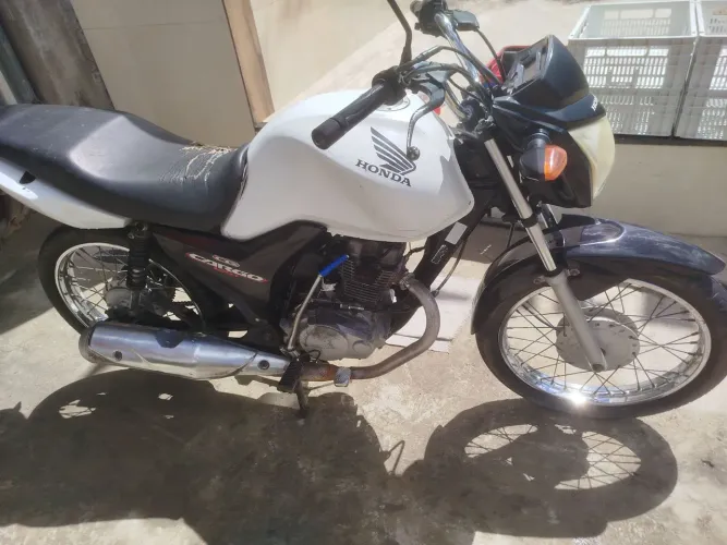 Vende-se uma moto 125 Honda cargo