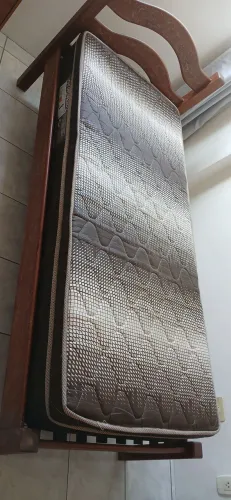 Cama em madeira maciça com colchão ortopédico