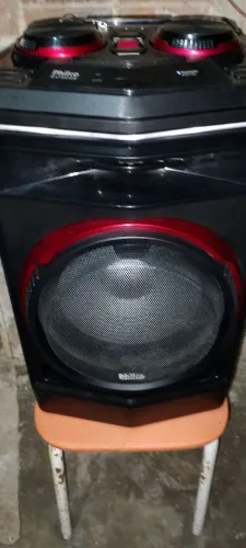 uma caixa de som Philco 750W funcionando perfeitamente sem defeito algum ele está ótima