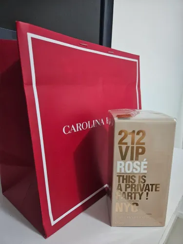 PERFUME 212 VIP ROSÉ CAROLINA HERRERA 50ML (LACRADO)