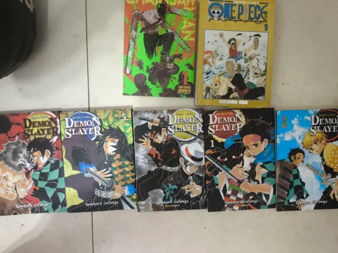 Desapego:Lote 7 mangas(One piece+demon Slayer+chaisaw man)