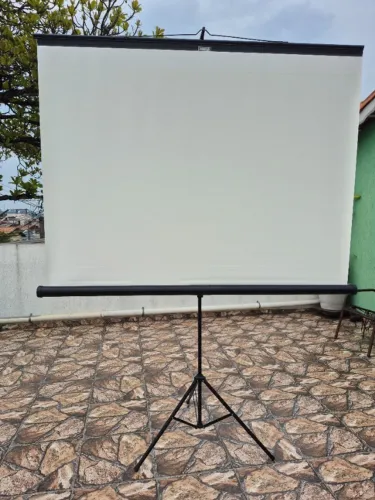 Tela de Projeção Portátil Nardelli com Tripé - 1,80m x 1,30m