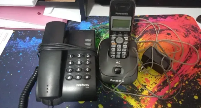 Vendo dois telefones, um com fio e outro sem fio.