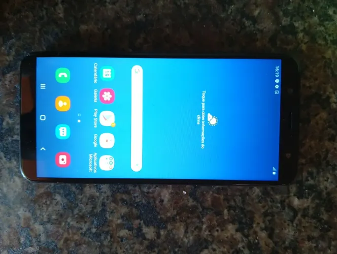 Celular j8