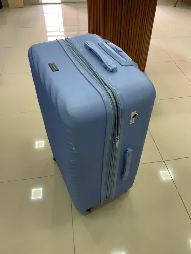 mala de viagem azul Sestini 360° Vega 2T com design rígido em ABS.