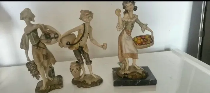 Vendo estatuetas antigas italianas em pó de mármore cena feirantes