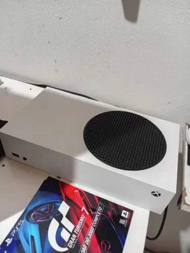 Xbox séries s, 2 controles e carregador com pilhas e suporte.