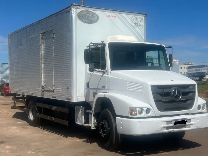 Vendo 1319 atron ano 2013