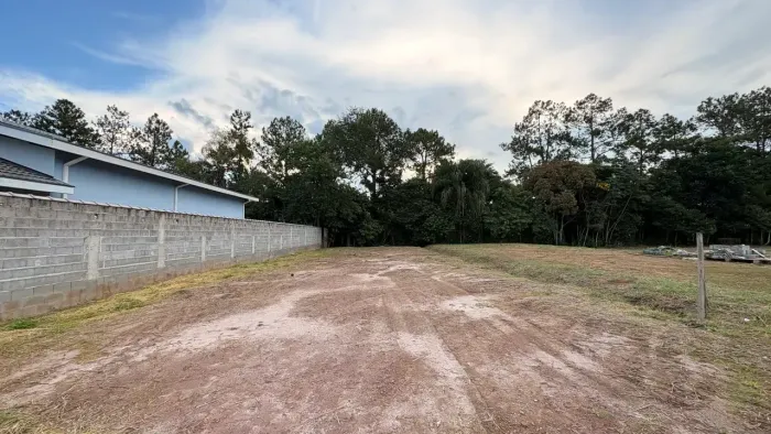 Terreno plano em condomínio com 731 metros no bairro Paião em Guararema