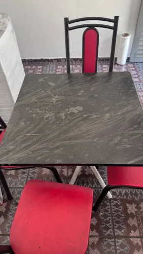 Mesa tampo de granito mais 4 cadeiras