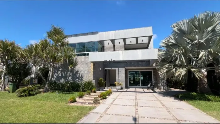Casa beira lago à venda com 05 suítes e piscina de concreto no condomínio Ventura em Xangr