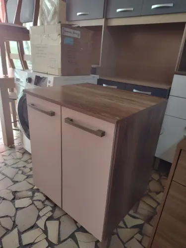 Balcão de microondas e galão de água 