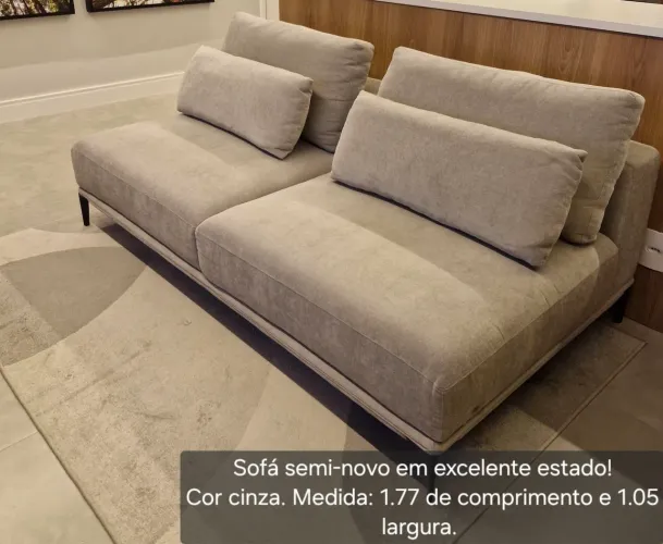 Sofá cinza, semi-novo em excelente estado. Possui almofadas soltas. 