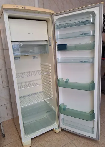 Geladeira Eletrolux RE37 (bem conservada)
