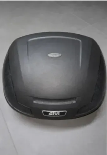 Baú Givi com suporte - 47 L (traseiro) - Cabem 2 capacetes