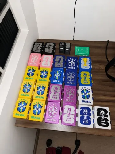 Caixa de Figurinhas Copa FIFA 2026 Futebol Brasil Panini 3D