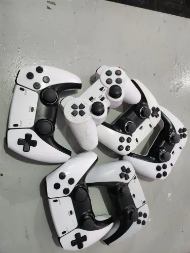 Lote com 6 controles pra retirar peças, ver as fotos