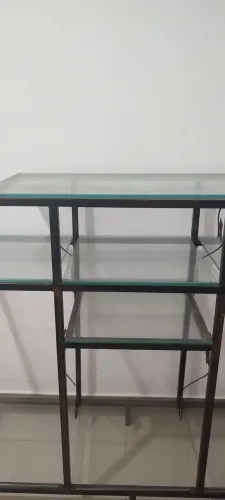 Vendo estante ferro com prateleiras de vidro modelo vintage $600.