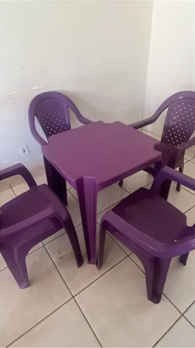Mesa e 4 cadeiras.