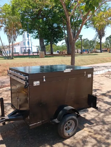 Carretinha Mostruário com Iluminação LED e Baú - Reformada, Pronta para Uso!