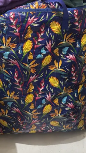 Uma sacola grande de roupa aleatória