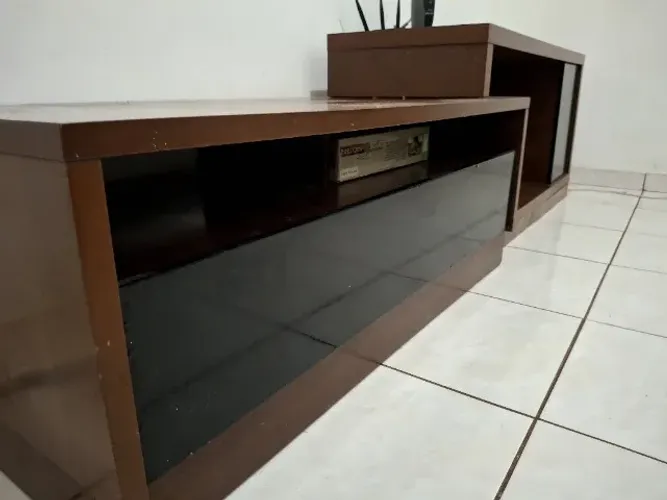 Rack Tok Stok, com regulafor de tamanho se adequando com o tamanho do espaço