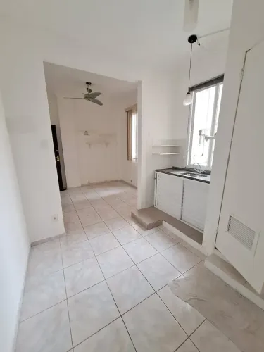 Imóvel para aluguel possui 30 metros quadrados com 1 quarto em Catete - Rio de Janeiro - R