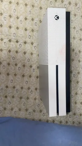 Xbox One S 1 Tera com duas manetes + 2 Baterias