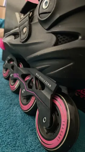 Patins Traxart Volt+ Seminovo + Kit de Proteção  Vendo patins Traxart Volt+, original,l