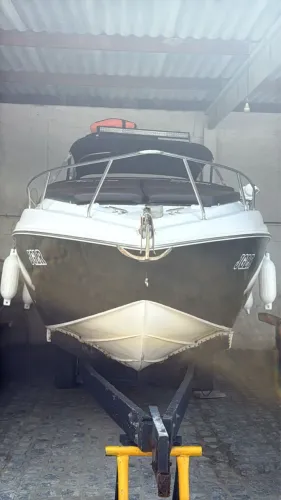 Lancha RM 270 10+1 Cabinada com banheiro