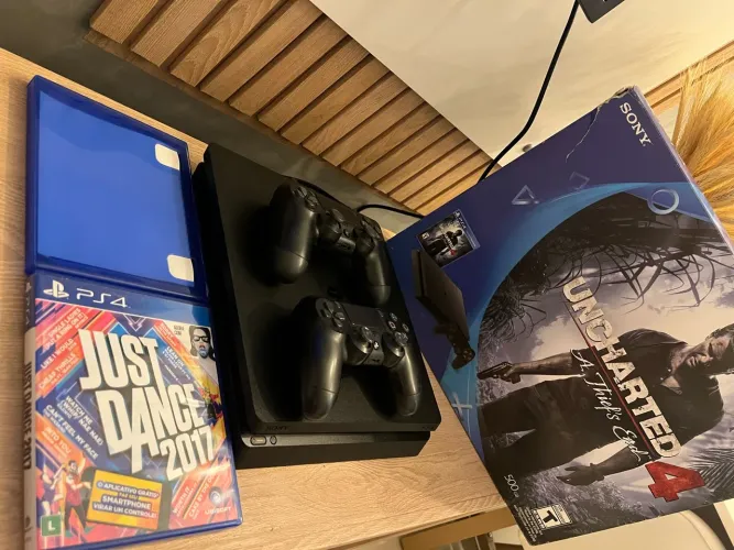 Ps4 Slim 500GB Sony com 2 controle, caixa e 2 jogos