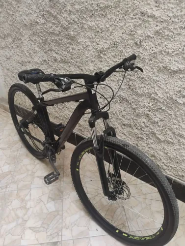 Bicicleta Tracker Aro 29. Precisa colocar corrente no lugar e regular freios.