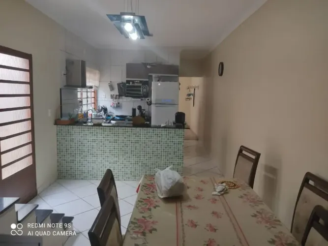 Casa encantadora com 2 quartos, área gourmet e garagem coberta - Terreno de 125m², constru