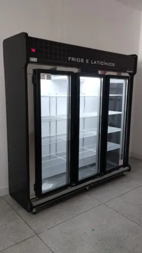 Alto-serviço, vitrines refrigeradas, ilha de congelados.