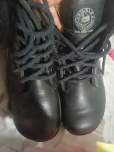 Vendo uma linda bota preta .
