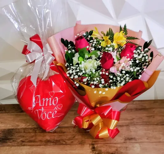 Buquê com 3 rosas vermelhas com urso de coração