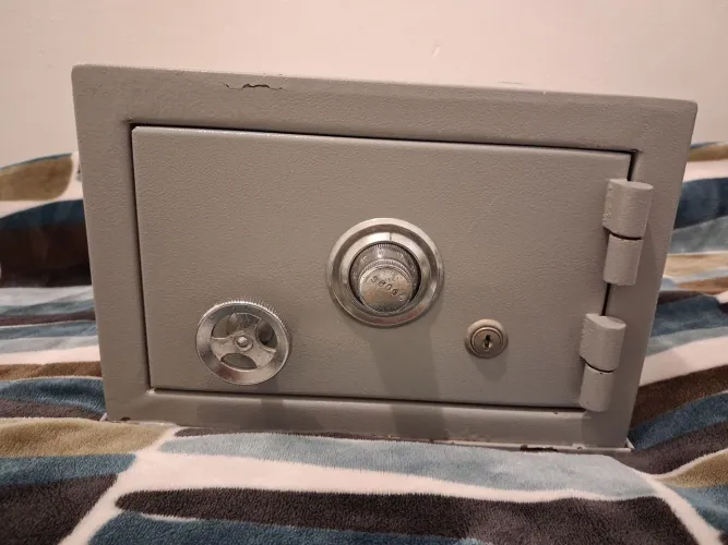 Cofre, seminovo, condição excelente, forte e resistente.